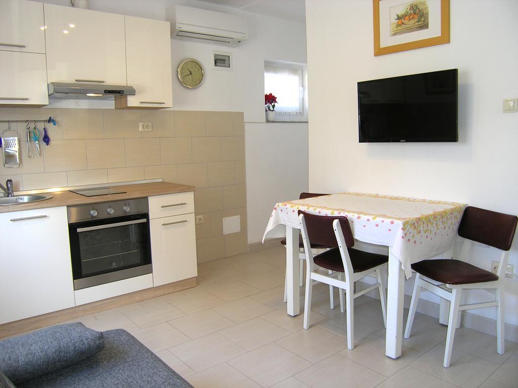 Appartamento Apartman Vera Krk Town Esterno foto